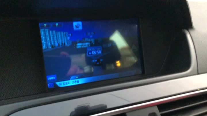  벤츠 c200모니터 흐리고 파란색으로 나타남