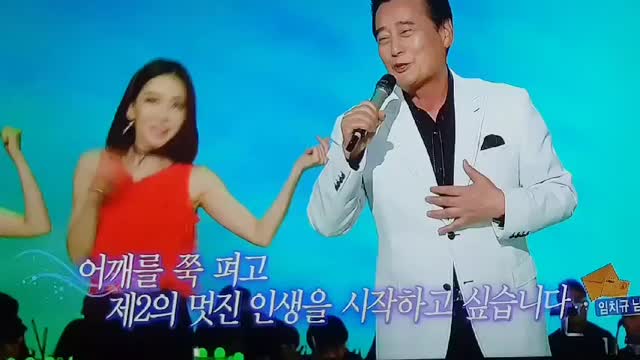  KBS1 가요무대 오늘밤 10시!!!본방사수!부탁드려용 사장님께서 예고편을 찍어보내주셔서 살포시 올립니다~ 하슈는 6번째 처녀뱃사공을 들려드릴예정입니다 예고 배경음악을 제 노래로 써주셔서 감사합니다️