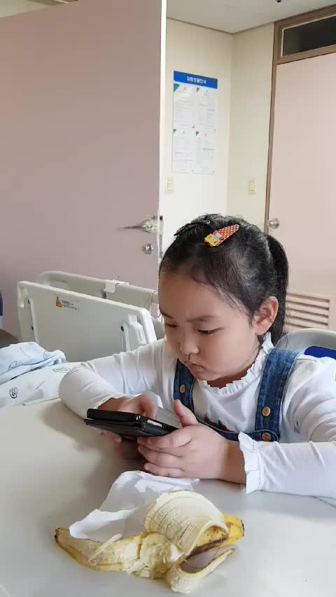  예나 할아버지 (장염)병원에서 게임중 ㅋㅋ