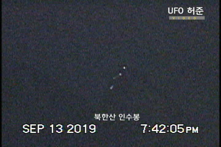  속보--추석날 밤 북한산 인수봉 암벽의 괴불빛들 옆에 출현한 헬기를 인수봉이 비교적 가까운 고양시 지축동 북한산 등산로 입구에서 근접목격 시민이 캠코더 촬영 입수!