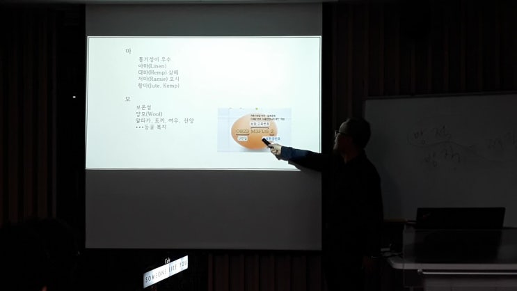  거미줄보다 가늘고 실크보다 아름다우며 강철보다 강한 섬유는?