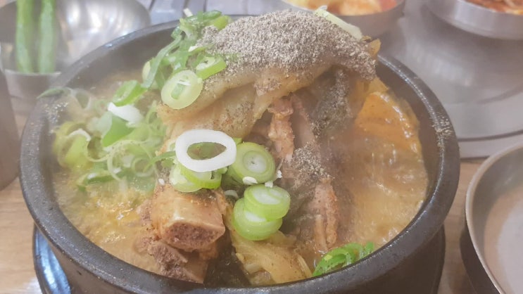  여자친구와 군포 천인 감자탕에서 뼈해장국 맛있게 먹었어요.