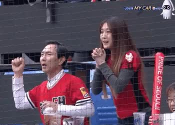  야구장에 같이왔지만 응원하는 팀이다른 부녀