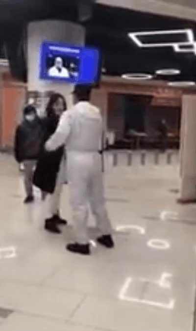  체온측정 거부 여성에 무차별 주먹 날린 中공무원 논란 (有)
