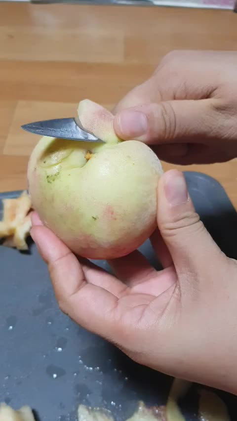  올해 첫 복숭아입니다.