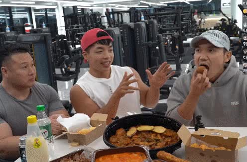  다 같이 타락하자며 전도중인 헬스장 주인