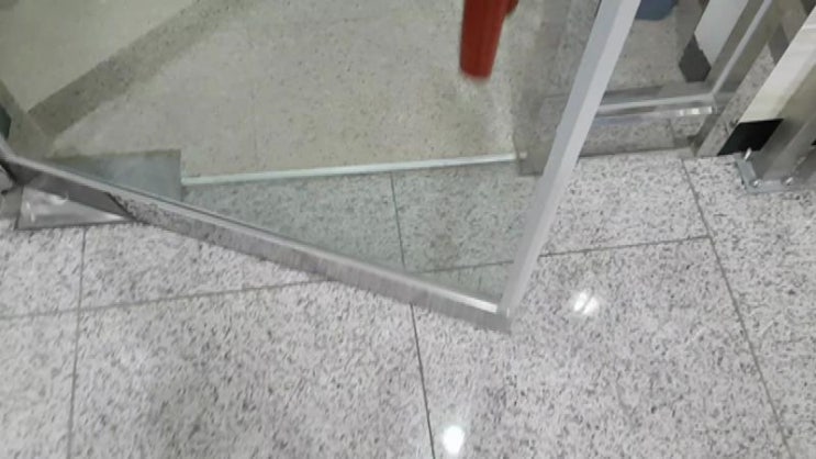 [평택 고덕면 당현리 출입 강화유리문 고장수리] 강화유리문이 빨리 닫혀요.
