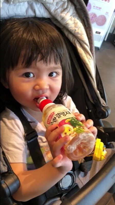  결명자 음료를 마시는 채율양