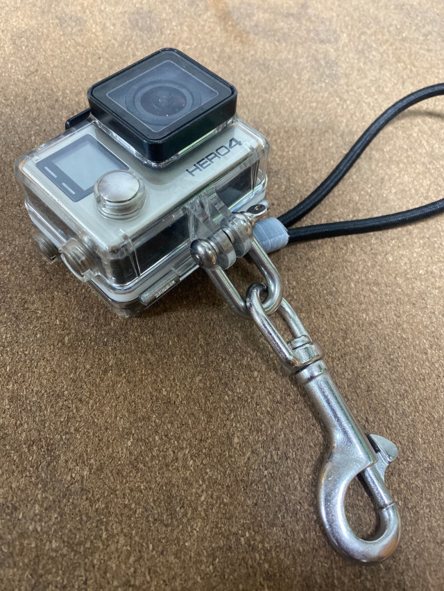 For night diving, should your GoPro be on the wrist that is holding the