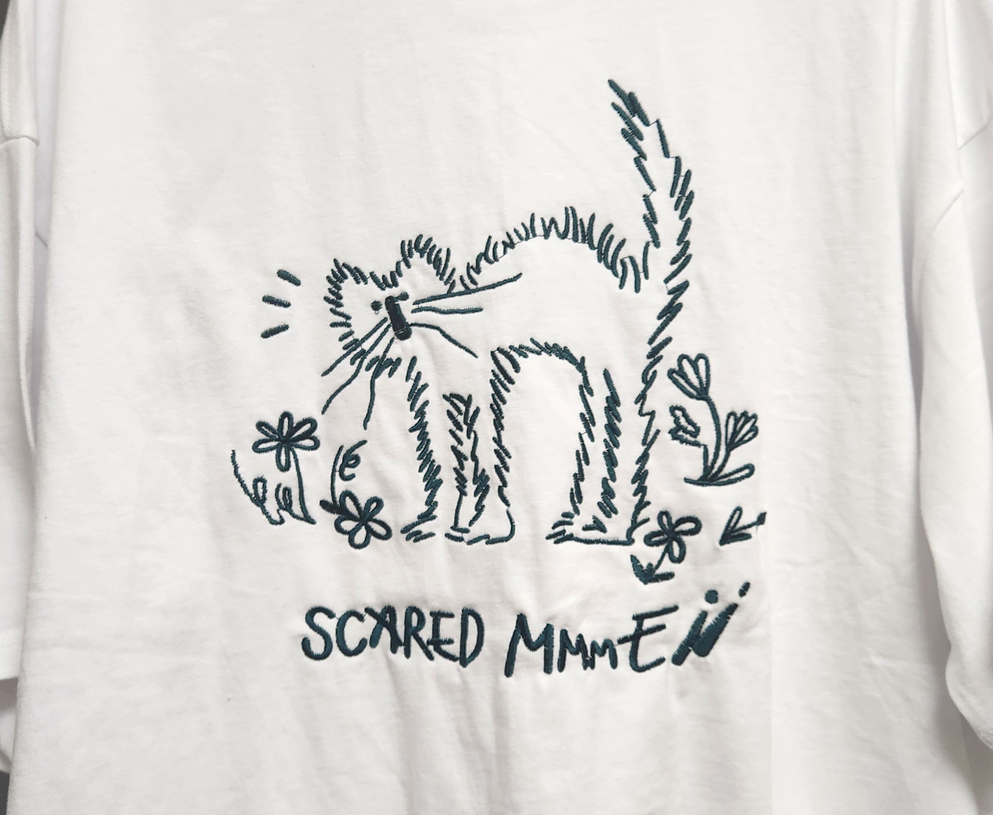 Item CPGN 16 YOWL CAT Embroidery Short Sleeve T-shirt White