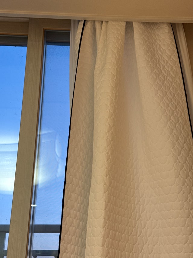 생각보다 얇아요!  방한커튼으로 하려고샀는데 천장이 높아서인지 길이가 모자라네요ㅠㅠ 약간 아쉬워여.. !