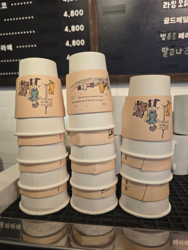 색상이 예쁘고 홀더 이야기가 흥미롭고  단단해서 재주문 합니다.
계속 사...