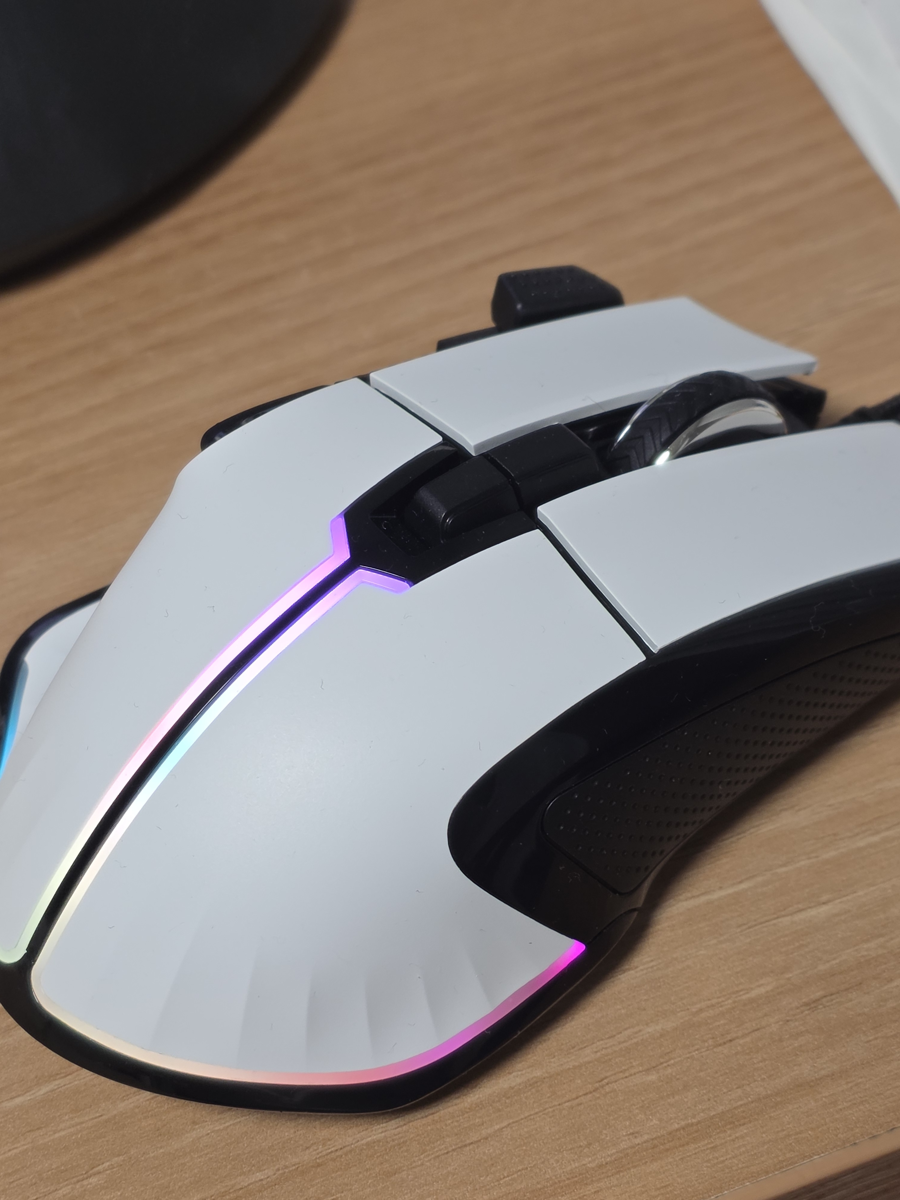 에이투 AG0103 고감도 RGB 유선 USB 게이밍 마우스 컴퓨터 PC 노트북