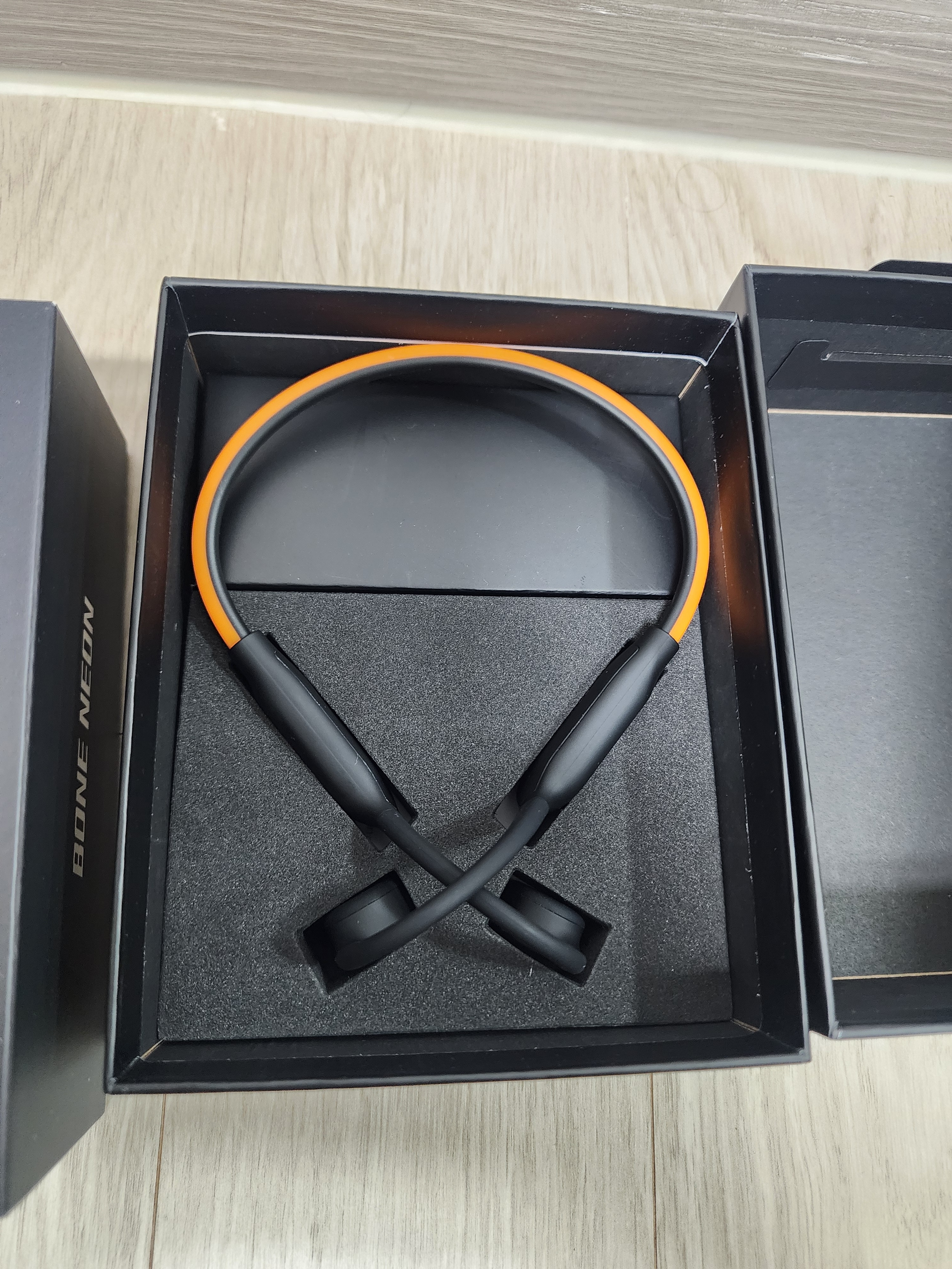 에이투 본네온 초경량 LED 골전도 블루투스 이어폰 MP3 탑재 완전방수 IPX7 BONE NEON