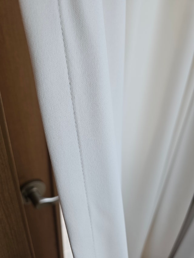 색감이 따뜻해서 인테리어에 잘 어울리고 재질 자체가 도톰해서 방풍 막는데 도움이 됩니다 가운데 트임이 ...