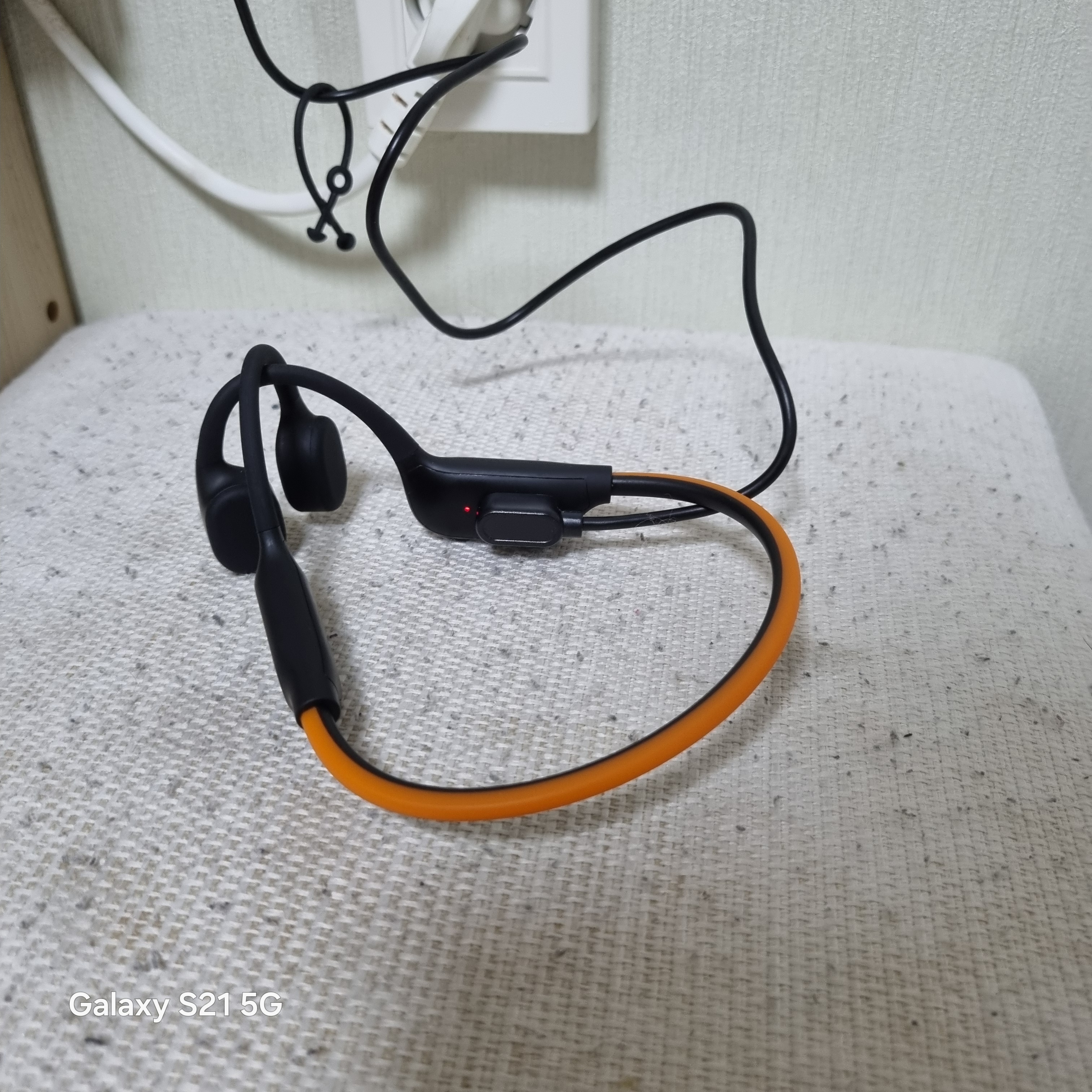 에이투 본네온 초경량 LED 골전도 블루투스 이어폰 MP3 탑재 완전방수 IPX7 BONE NEON