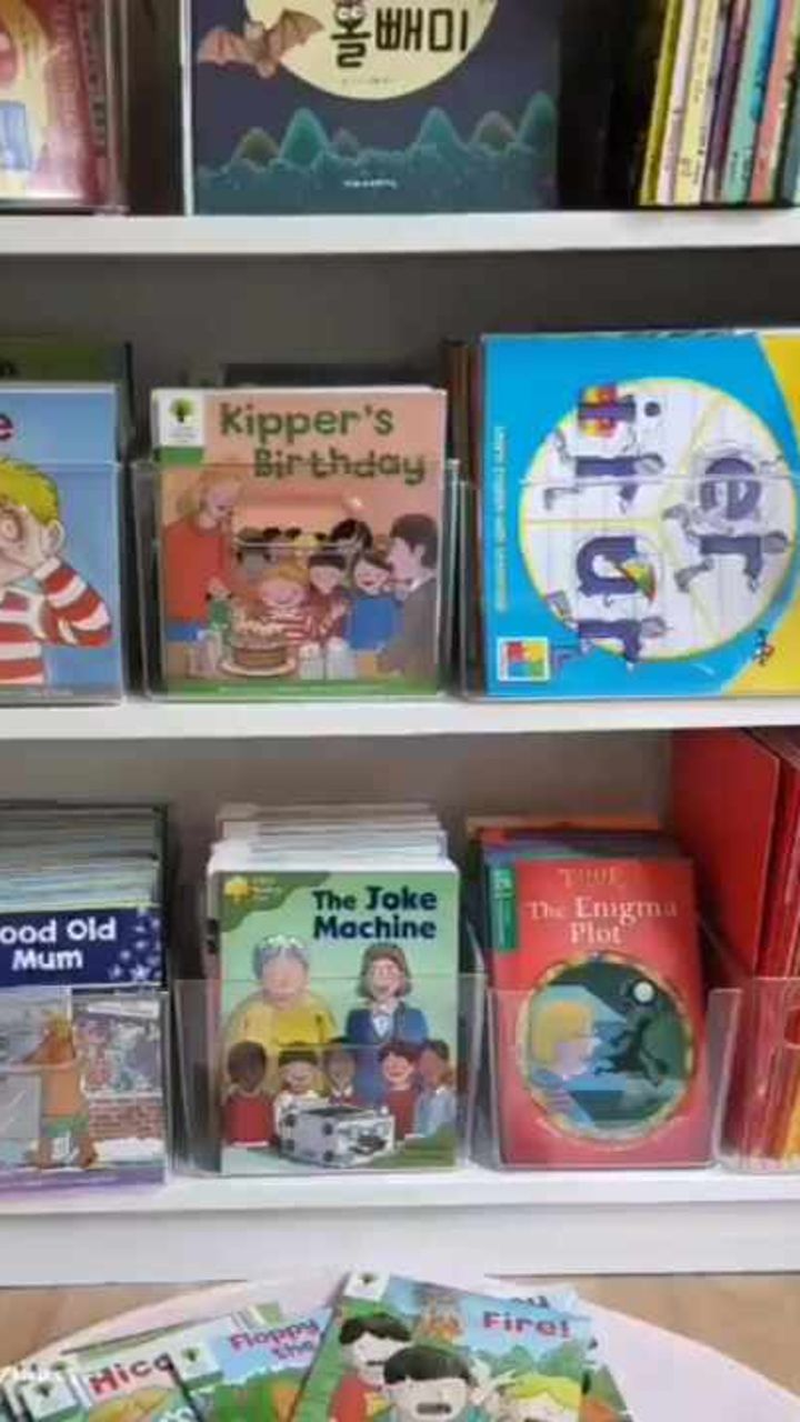 [투명 정리함 트임형에 정리된 ORT 영어책 이미지]