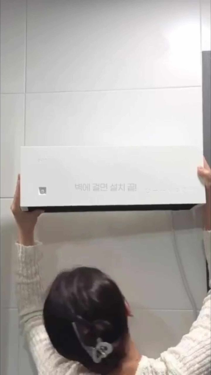 에디르 욕실 온풍기의 벽걸이 설치 모습 이미지