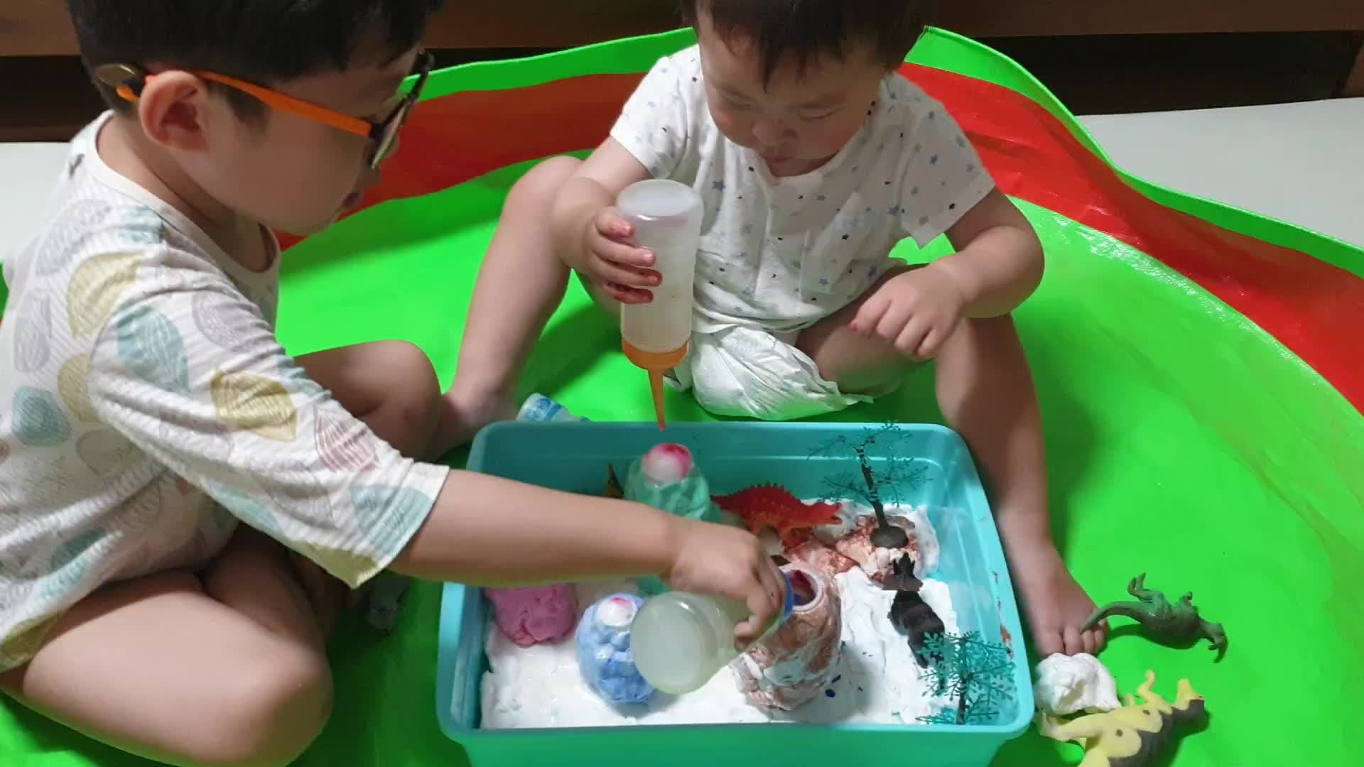 엄마표 과학실험]화산폭발 실험 베이킹소다와 식초의 반응 부글부글 폭발놀이