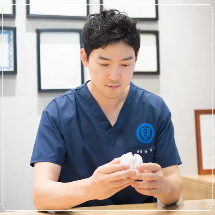  틀어진 앞니 부분교정 치료한 30대 여성 환자 사례(명동치아교정)