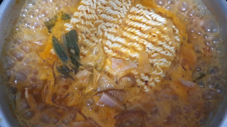  오늘 뭐 먹지 고민될 때 부대찌개 전문점 부럽지 않은 퀄리티 좋은 냉동 곰곰 부대찌개 추천