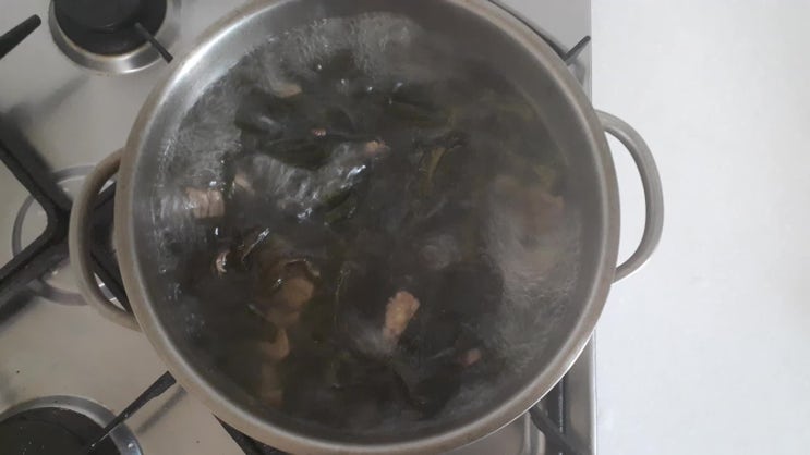  더운날이지만 미역국에 밥 한그릇 뚝닥을 바라며~~