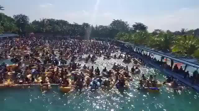  인도네시아 북부 수마트라에서 열린 수영장파티....." 코로나는 잊었다," by 인니포스트