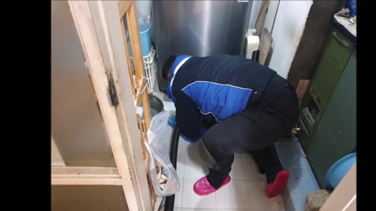  고봉동 일산동 하수구막힘 싱크대역류 배수관막혔을때 작업중