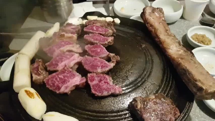  한번쯤 기다리고 먹어 볼 만한 몽탄 짚불구이 우대갈비