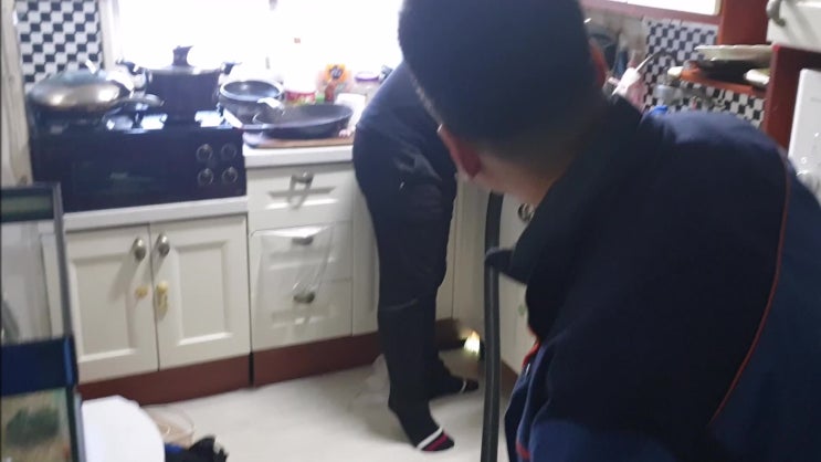  풍도동 화정동 하수구막힘 중앙동 호수동 싱크대뚫음 하수도고압세척 작업중
