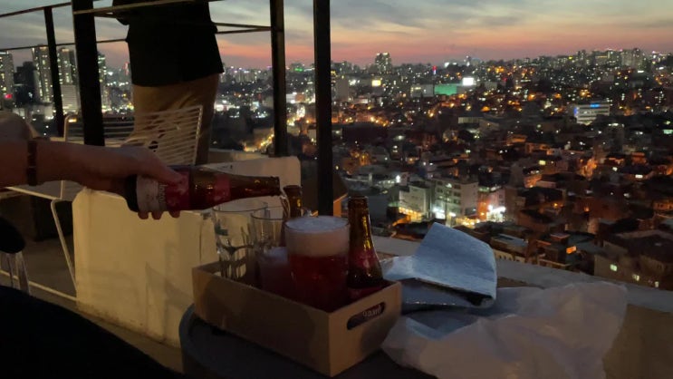  [해방촌 카페] 무니 (MOONEE) | 남산타워와 서울 야경이 함께하는 노을 맛집에서 대학생과 사회초년생 그 사이의 고민, 걱정, 행복한 일상 (feat. 로제 호가든과 마카롱)