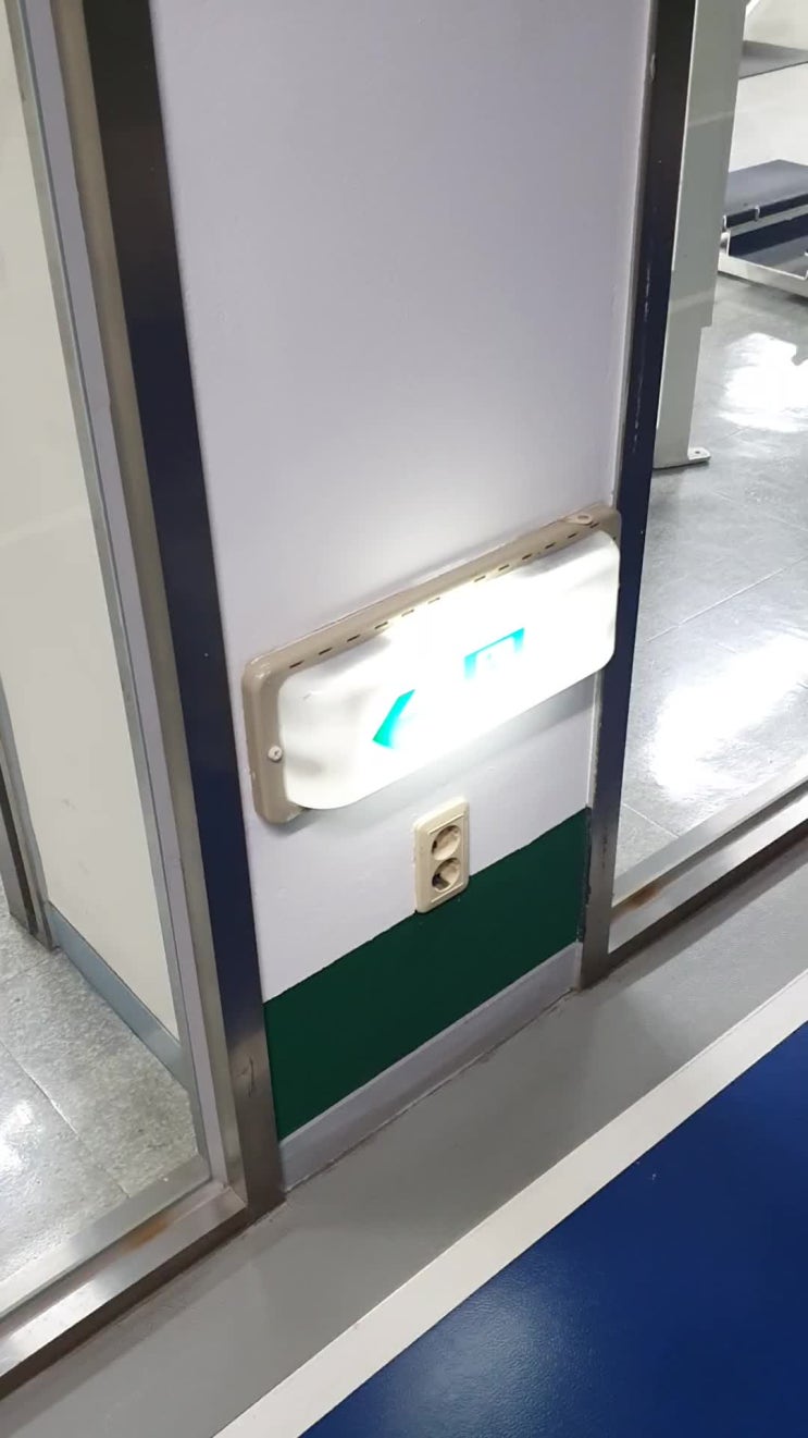  꼭 이리로 갈 거야만 할 것 같은 비상구 표시