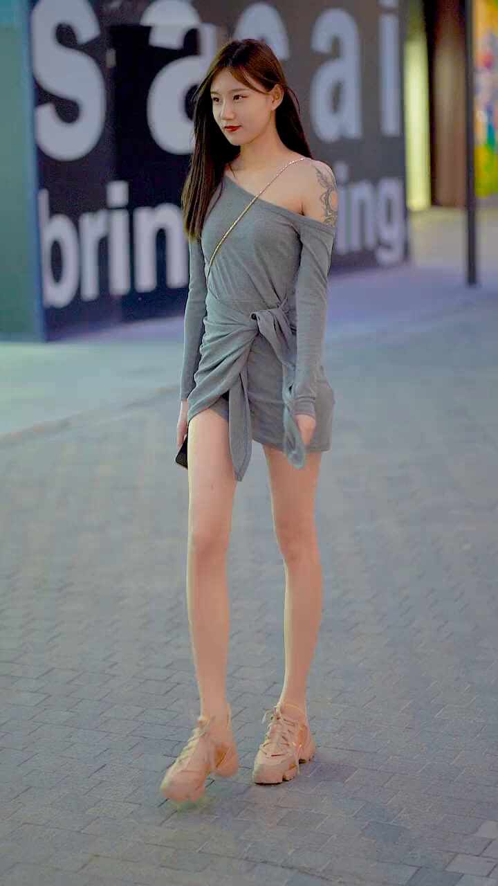  대륙 인기 노출 일반인 롱다리로 섹시몸매자랑하기 길거리에서