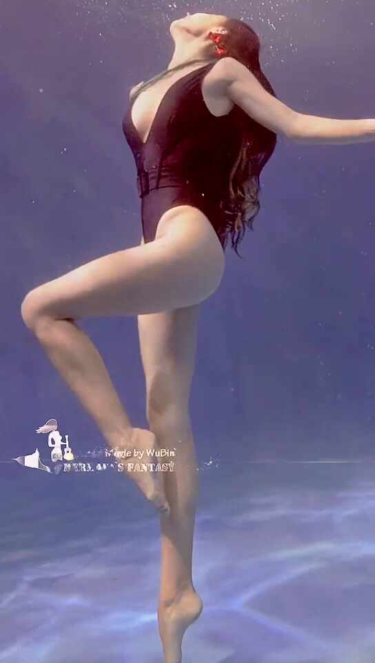  모델급 몸매 다이버 하이레그 비키니 입고 물속 섹시댄스