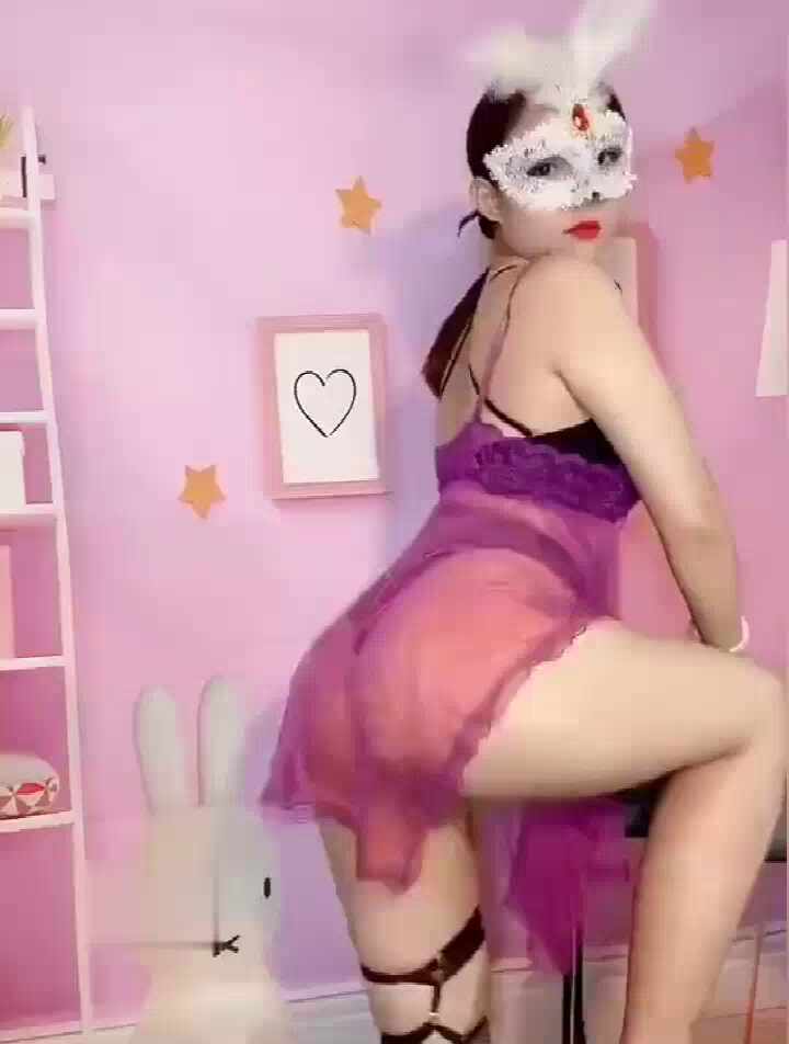  가면을 쓰고 상상을 자극시키는 인기여캠