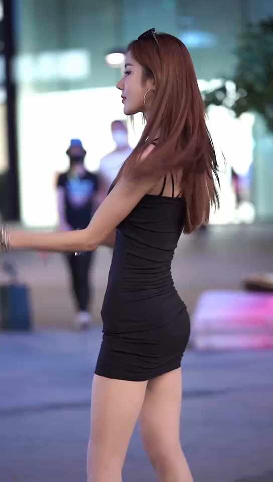  웨이브 때문에 팬티가 다 보이겠네~ 대륙의 화끈한 일반인