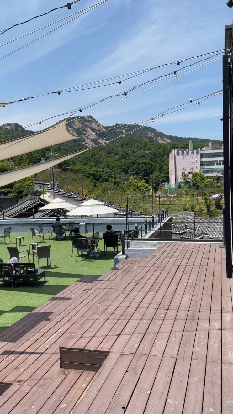  [경복궁역 카페] 카페 아르크 (arc) | 인왕산 뷰 루프탑 카페 / '운경고택' 한옥 뷰 힐링 스팟에서 여유부리기 / 벚꽃 필 때와 밤이 더 궁금한 루프탑 카페 아르크