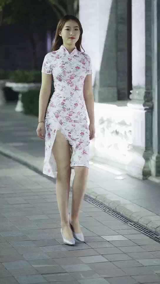  대륙 일반인 치파오 입고 웃으면서 몸매자랑하기 섹시주의
