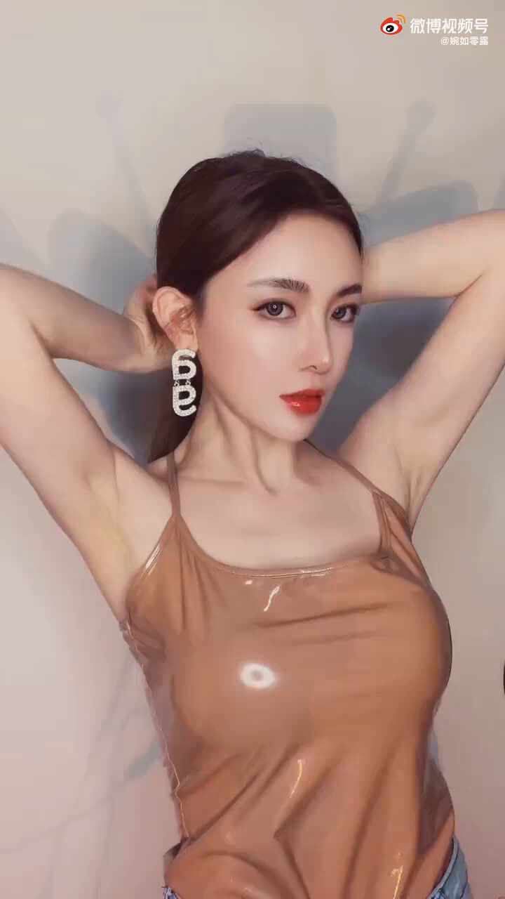  인기bj 섹시한 나시만 입고 유혹하는 영상~