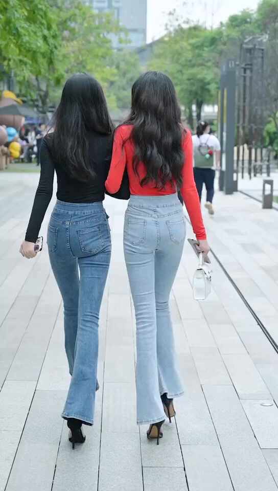  대륙인 청바지 입고 길거리에서 돌아다니는데 얼굴도 이쁘네요~