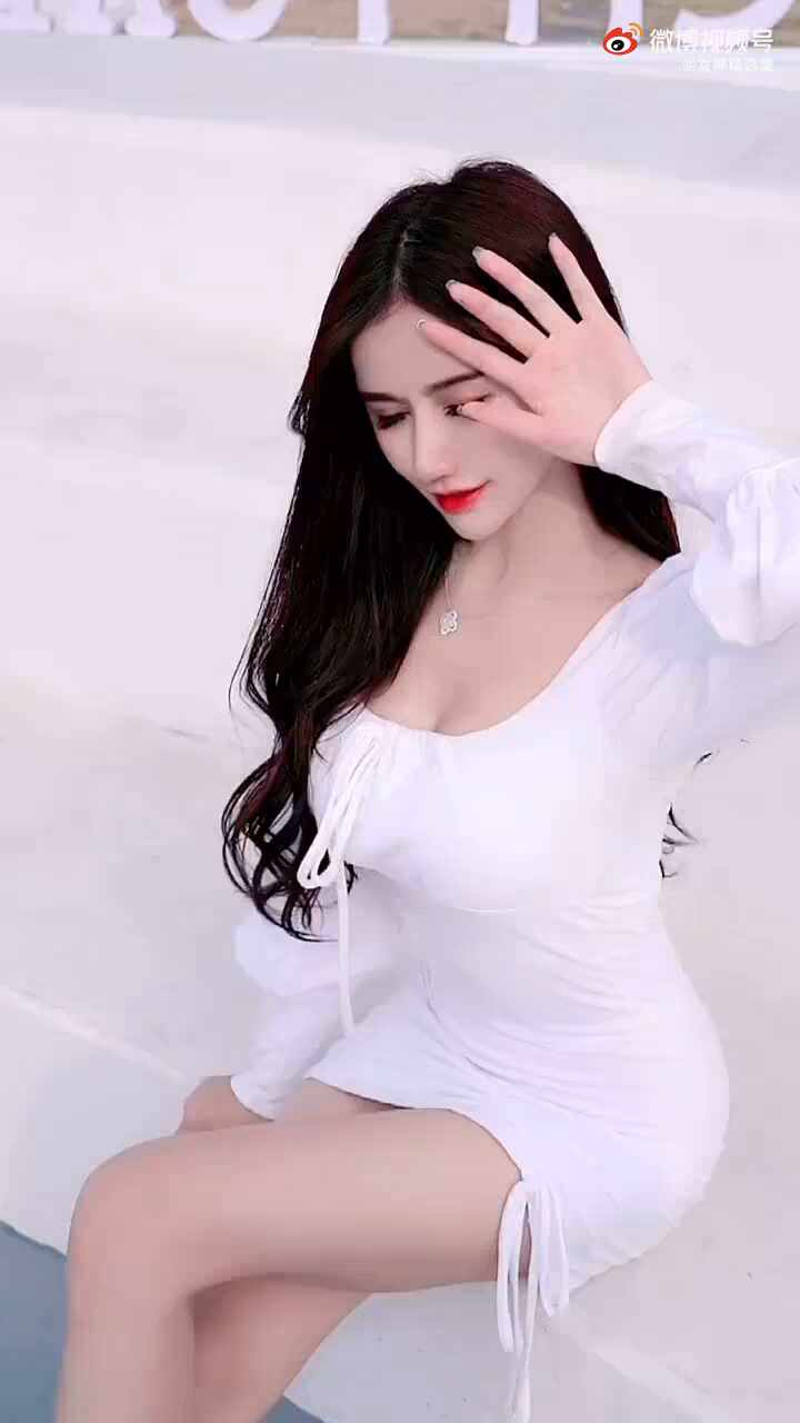  흰색 원피스 입은 인기bj 몸매
