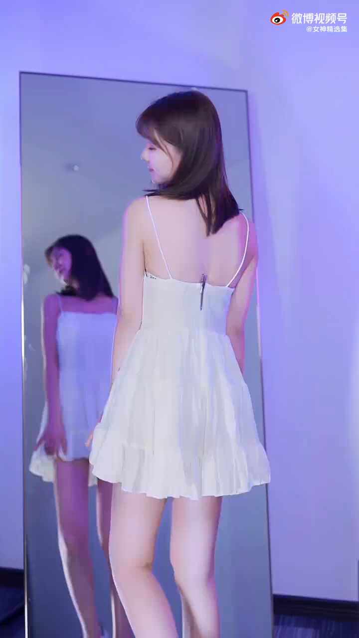  흰색 원피스 입고 거울앞에서....