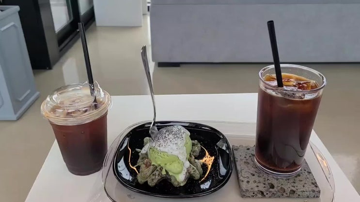  오메기떡 크로플 꼭 먹고말거야 - 제주 애월 오션뷰 루프탑 새물카페