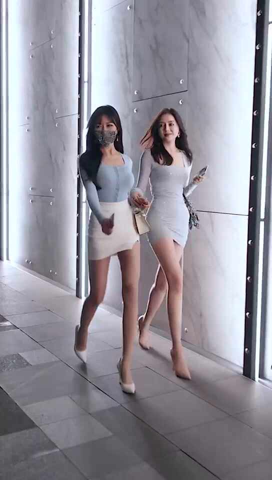  남자들 호불호 갈리지않는 몸매 가슴 빵빵 골반 빵빵 초미니 스커트 뒤태 심쿵주의