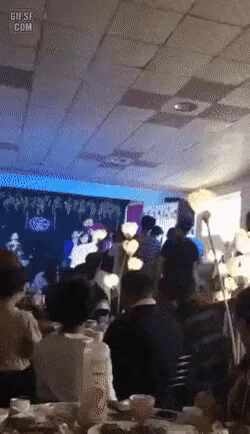  결혼식에서 부케 던지며 필살기 쓰는 신부