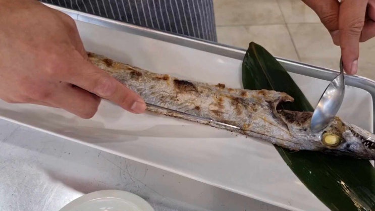  중문색달통갈치 먹기좋게 발라주는 제주 통갈치구이