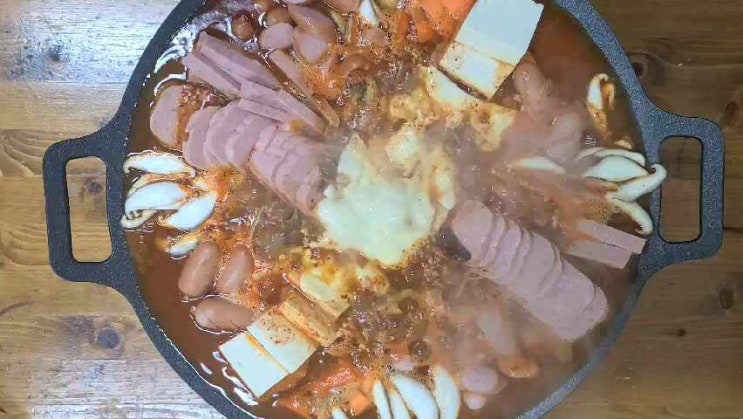  비 오는 날 즐기는 저녁 메뉴 : 부대찌개