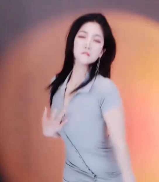  벽잡고 섹시댄스 추는데 치마속으로 하얀색이 보임 은꼴링 영상