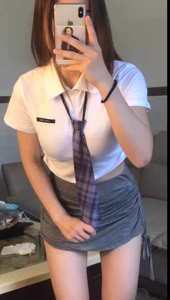  학생이 이러면 쓰나? 복장불량! 골반 흔들때마다 치마가 올라간다~ ㄴㅍㅌ같은뎅...