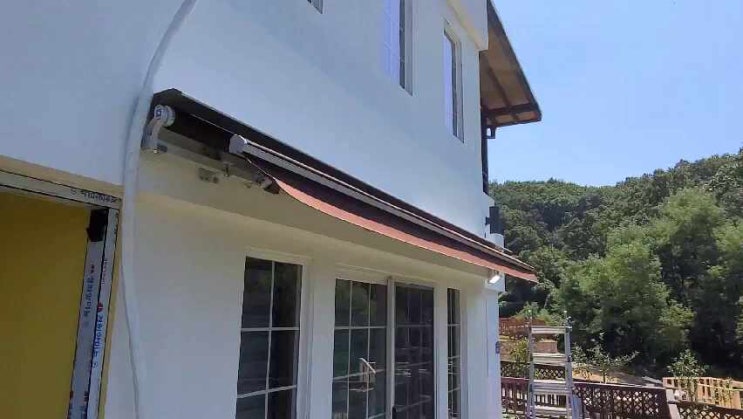  경기도 연천 전면 전원주택 거실창 전동 자동 어닝 시공